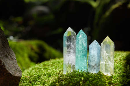 172745952-mineraux-de-pierres-precieuses-sur-fond-de-nature-mysterieuse-magic-rock-pour-crystal-ritual.jpg